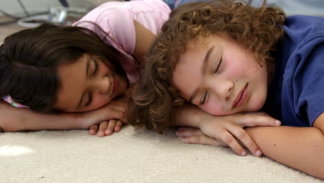 Zwei-Kinder-Schlafen-Auf-Dem-Boden