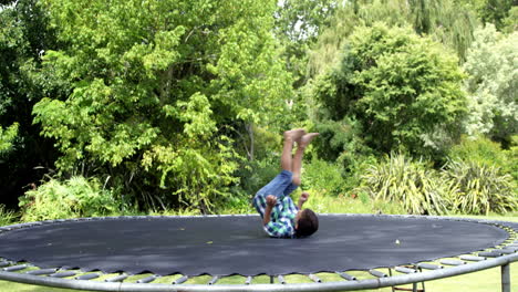 Lindo-Chico-Jugando-Y-Saltando-En-El-Trampolín-