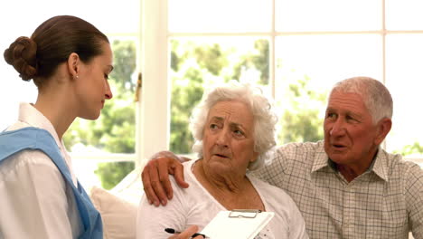 Älteres-Paar-Im-Gespräch-Mit-Krankenschwester