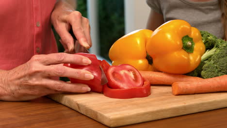 Mujer-Cortando-Pimiento