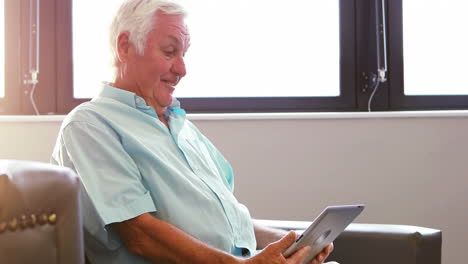 Ein-älterer-Mann-Hält-Eine-Videokonferenz-Mit-Einem-Tablet-PC-Ab