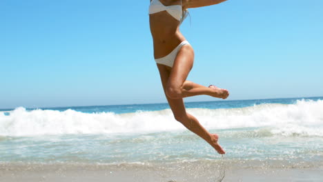 Mujer-Saltando-En-La-Playa