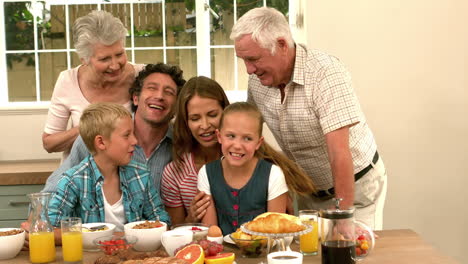 Familia-Multigeneracional-Desayunando