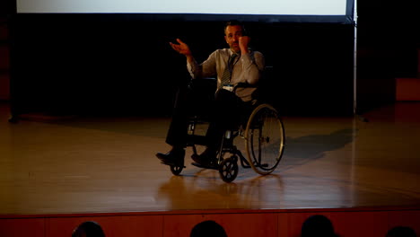 Reifer-Kaukasischer-Behinderter-Geschäftsmann-Spricht-Im-Business-Seminar-Im-Auditorium-4k