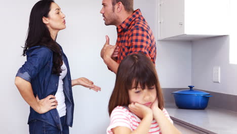 Pareja-Discutiendo-Delante-De-Su-Hija