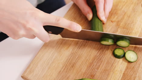 Primer-Plano-De-Una-Mujer-Tallando-Un-Pepino-