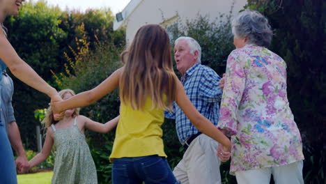 Familia-Extendida-En-El-Jardín