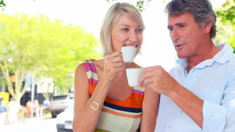 Pareja-Sonriente-Tomando-Café