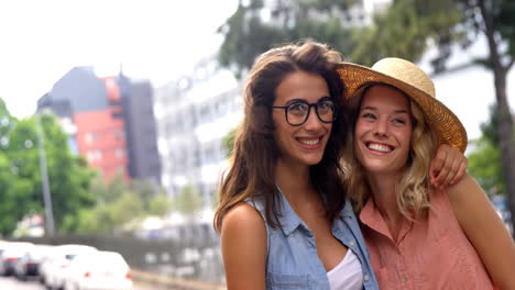 Amigos-Posando-Para-La-Fotografía