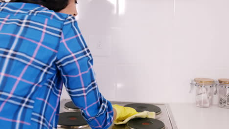 Woman-cleaning-the-cooker