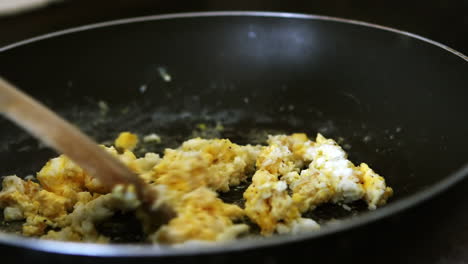 Huevos-Revueltos-Cocinando-En-Una-Sartén