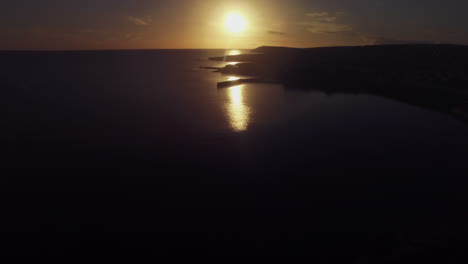 Atardecer-En-Una-Hermosa-Playa