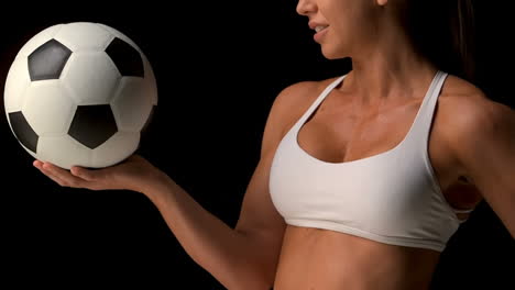 Atleta-Femenina-Sosteniendo-Fútbol