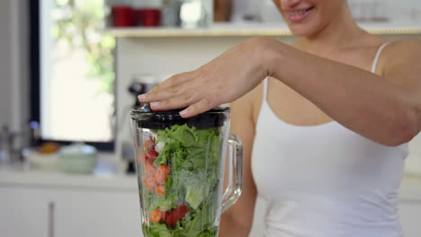 Woman-making-a-smoothie