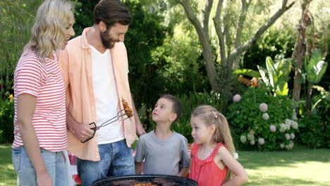 Glückliche-Familie-Bereitet-Einen-Grillabend-Im-Garten-Vor