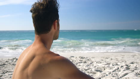 Hombre-Posando-En-La-Playa