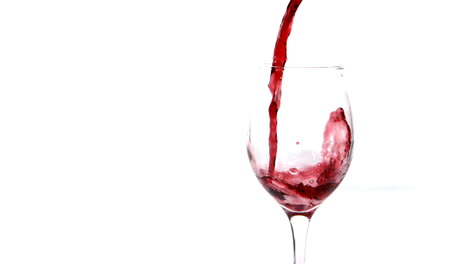 Video-Von-Rotwein,-Der-In-Ein-Glas-Gegossen-Wird