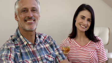 Pareja-Posando-Para-La-Cámara