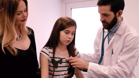 Doctor-Examinando-A-Una-Niña