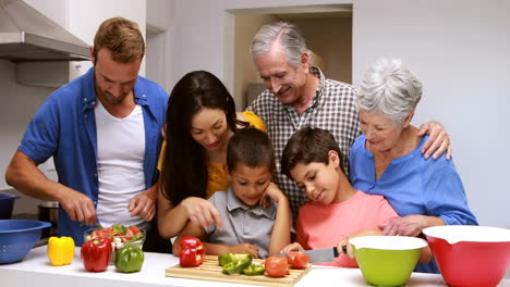 Familia-Feliz-Preparando-Verduras-