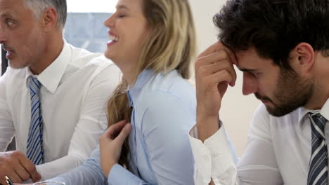 Un-Hombre-Molesto-Durante-Una-Reunión-Sacude-La-Cabeza