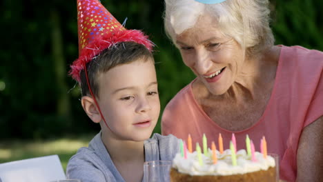 Un-Niño-Pequeño-Mirando-Su-Pastel-De-Cumpleaños