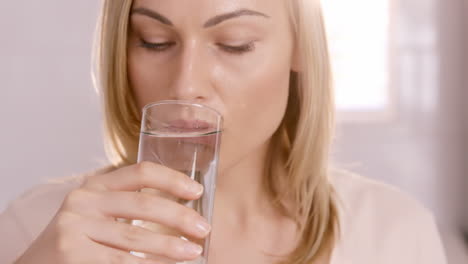Nahaufnahme-Einer-Frau,-Die-Ein-Glas-Wasser-Trinkt