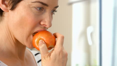 Woman-eating-an-apple