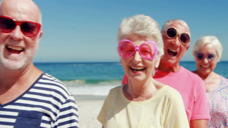 ältere-Freunde-Mit-Lustigen-Sonnenbrillen-Haben-Spaß