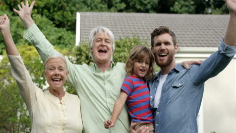 Familia-Feliz-En-El-Jardín