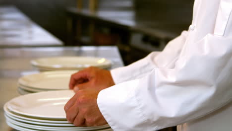 Chef-putting-plates-in-order