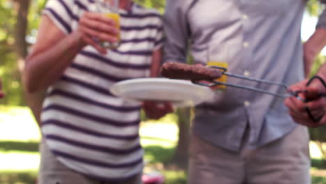 Familia-Feliz-Haciendo-Una-Barbacoa