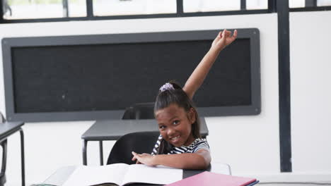 In-Einem-Schulklassenzimmer-Hebt-Ein-Junges-Afroamerikanisches-Mädchen-Ihre-Hand