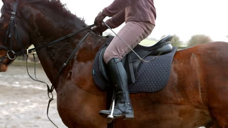 Woman-riding-a-horse-outside