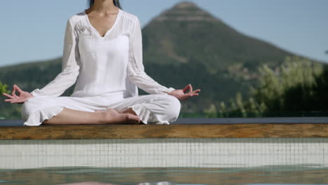 -Mujer-Tranquila-Haciendo-Yoga-Junto-A-La-Piscina.