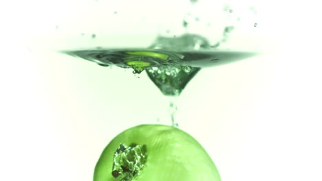 Apple-falling-into-water-in-super-slow-motion