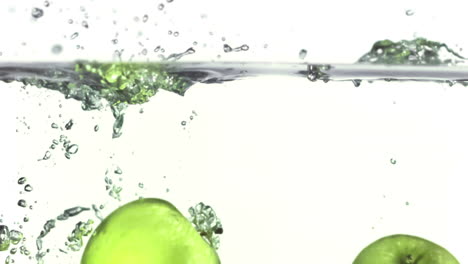 Apples-falling-into-water-in-super-slow-motion