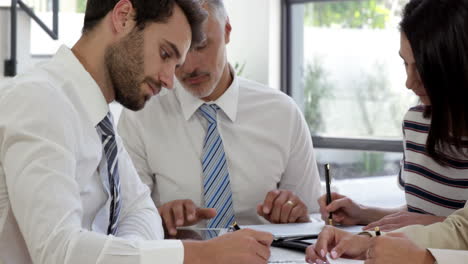 Concentrate-business-people-during-a-meeting