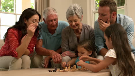 Mehrgenerationenfamilie-Spielt-Schach