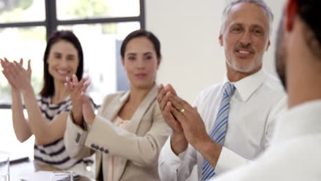 Business-people-applauding-together-