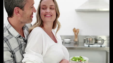 Schwangere-Frau-Macht-Mit-Ihrem-Mann-Salat