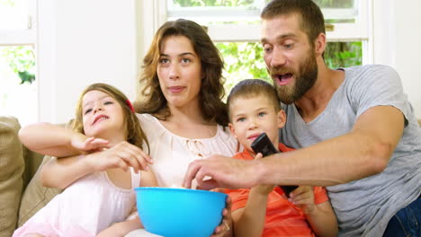 Family-eating-pop-corn-on-a-couch