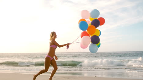Eine-Frau-Spielt-Mit-Den-Luftballons