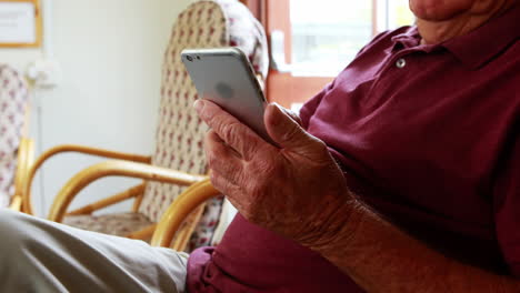 Nahaufnahme-Eines-älteren-Mannes,-Der-Sein-Smartphone-Benutzt-