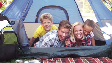 Glückliche-Familie-Auf-Einem-Campingausflug-In-Ihrem-Zelt