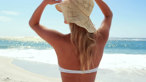 Attractive-blonde-with-hat-at-the-beach
