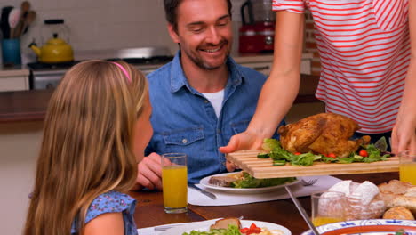 Mujer-Bonita-Trayendo-La-Cena-A-La-Mesa-De-La-Cocina.