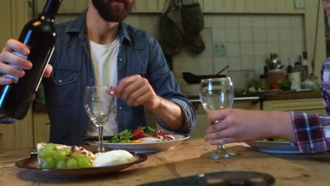 Paar-Beim-Abendessen-In-Der-Küche