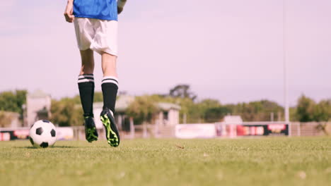 Jugador-De-Fútbol-Controlando-El-Balón