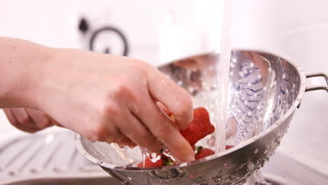 Frau-Wäscht-Erdbeeren